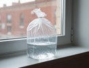 Почему у меня на подоконнике всегда лежит пакет с водой. Надёжный способ забыть про надоедливую проблему