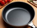 Сковороду рано выбрасывать: простой домашний метод возвращает антипригарный эффект