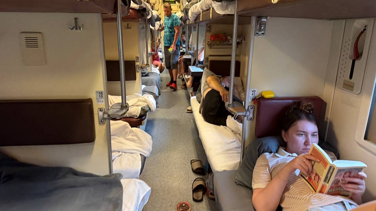 Главная картинка новости: Этот трюк проводника не афишируют: как ездить в купе одному, не покупая все билеты