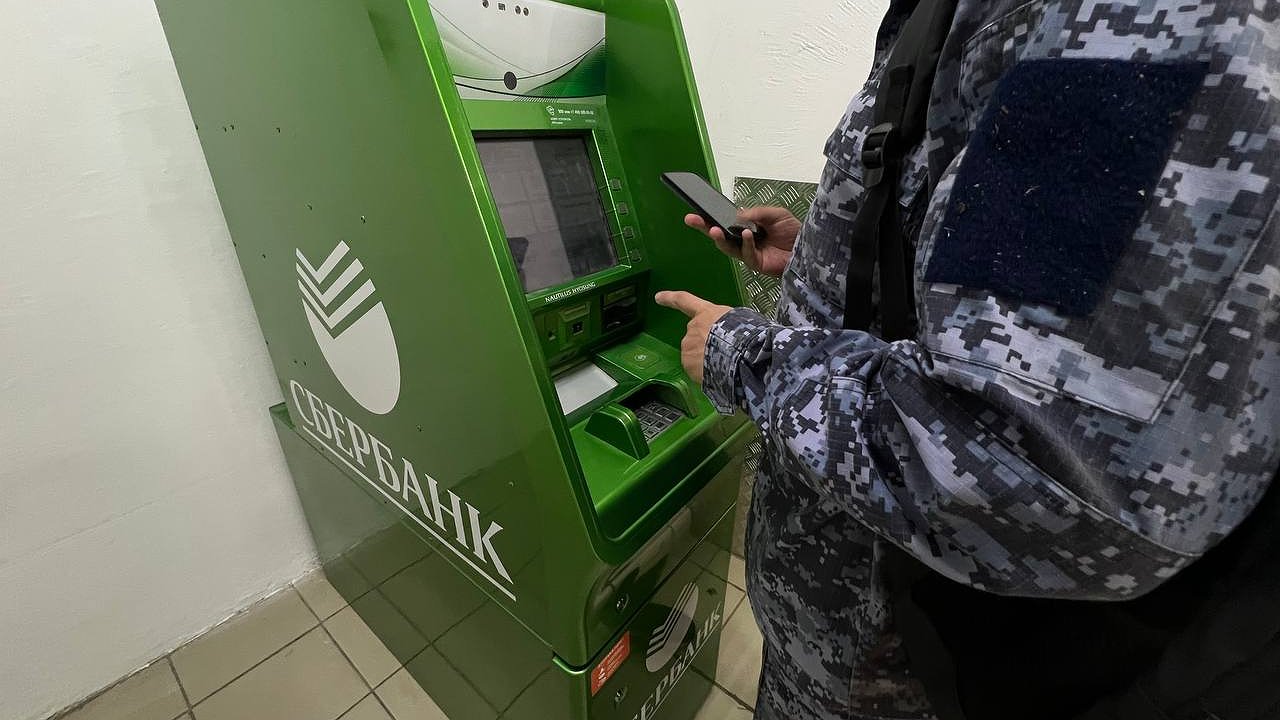 Главная картинка новости: «Хотел снять наличку, а меня заблокировали»: новые правила ЦБ, из-за которых остаемся без денег