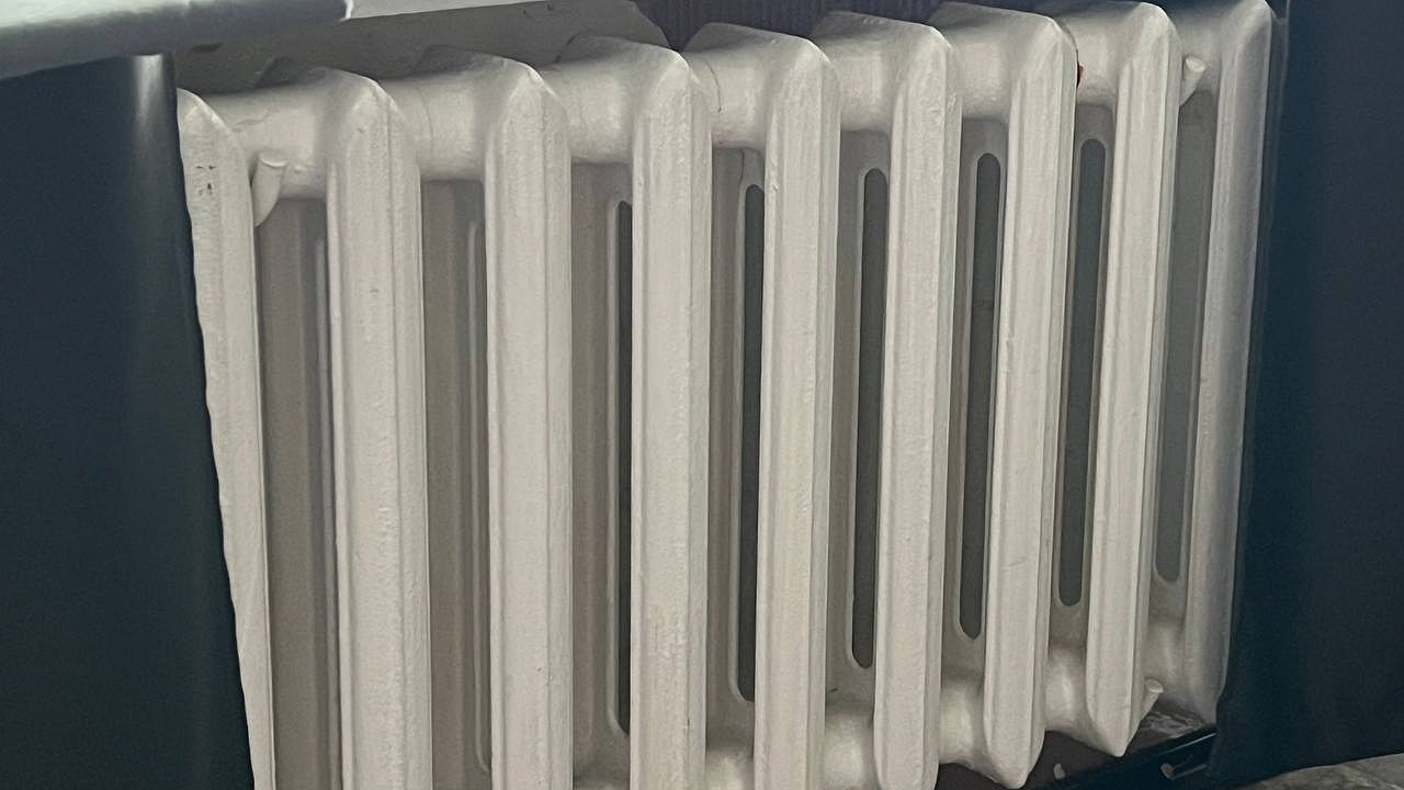 Главная картинка новости: Мёрзнете дома? Рассказываем, как содрать с УК деньги за холодные батареи