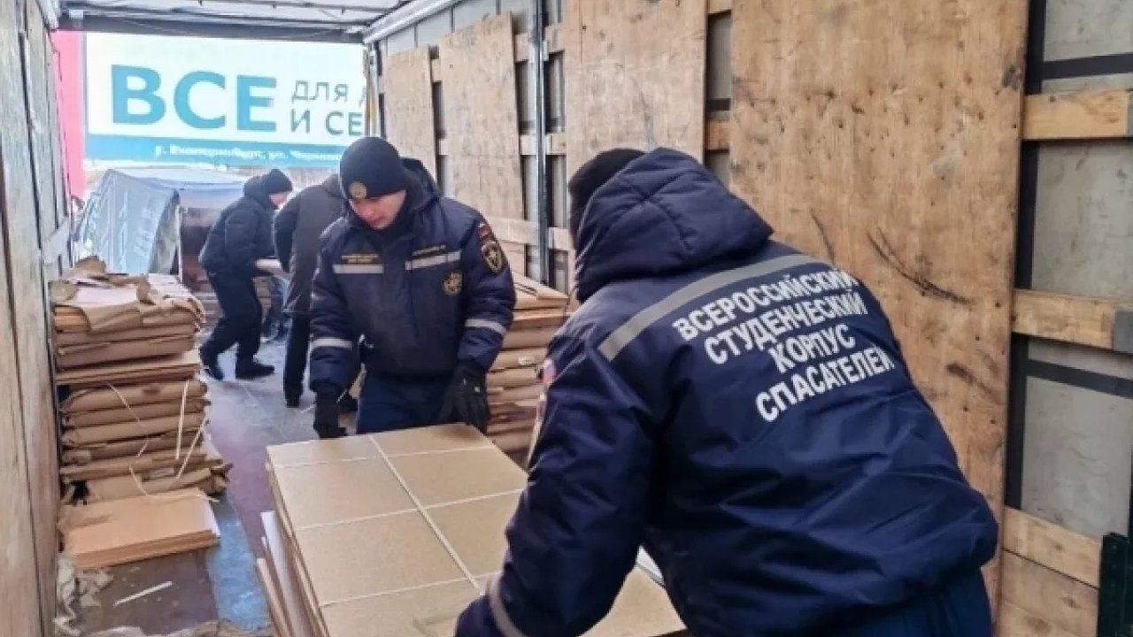 Главная картинка новости: Свыше 20 тонн груза: Уральский гуманитарный конвой отправили на фронт и в ДНР