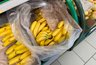 Миниатюра новости: Зачем продавцы «Магнитов» и «Пятёрочек» забирают домой маленькие неприметные пакеты из ящиков с бананами