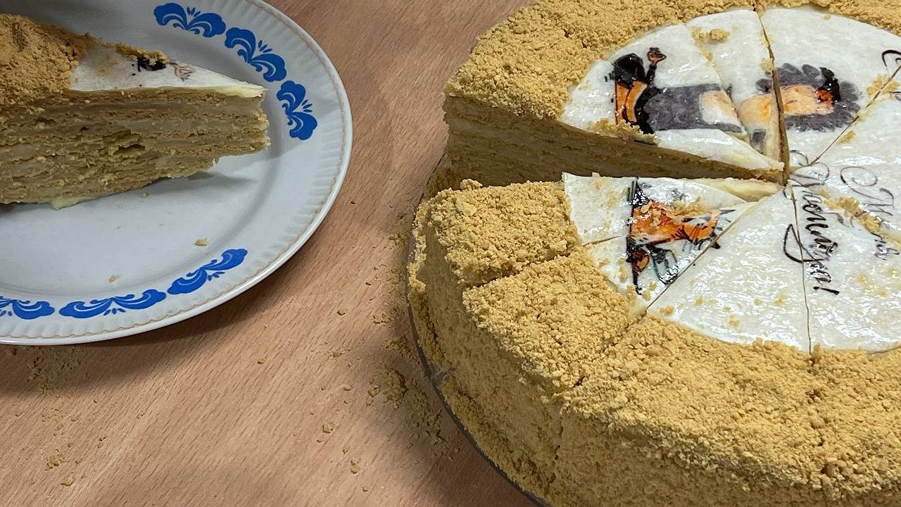 Главная картинка новости: Быстрый медовик всего за полчаса: ничуть не хуже оригинала, но проще готовить