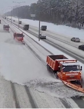 На Урале объявлена снежная война: 400 единиц техники и тысячи тонн реагентов брошены на расчистку парализованных трасс