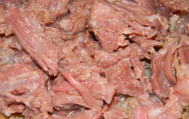 На заводе в Свердловской области обнаружили подделку сроков годности мясных консервов