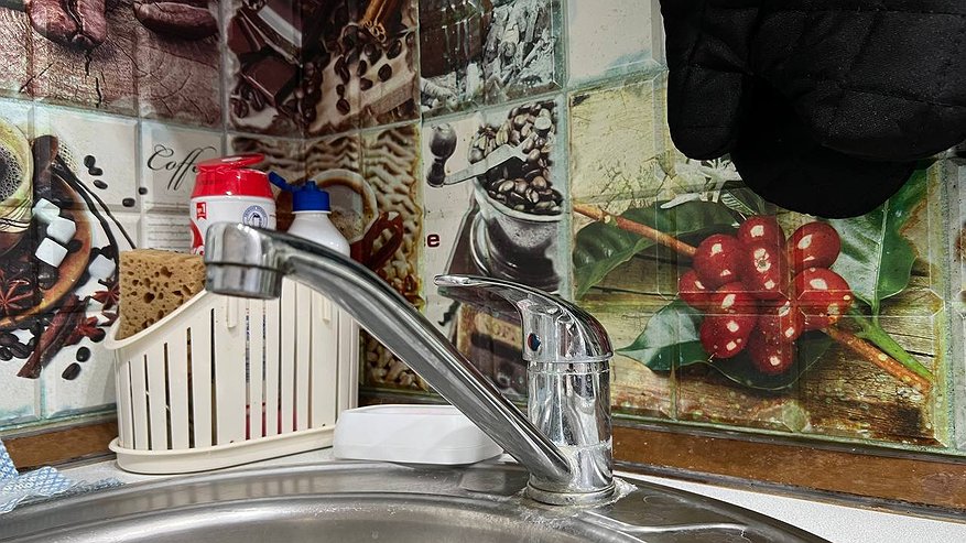 Главная картинка новости: Засорился слив в раковине — сантехник не нужен: 2 минуты — и я справилась без вантуза и химии