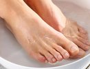 1 ложка на 3 литра воды, и пятки станут мягкими, как у младенца: действенный метод домашнего ухода за ногами