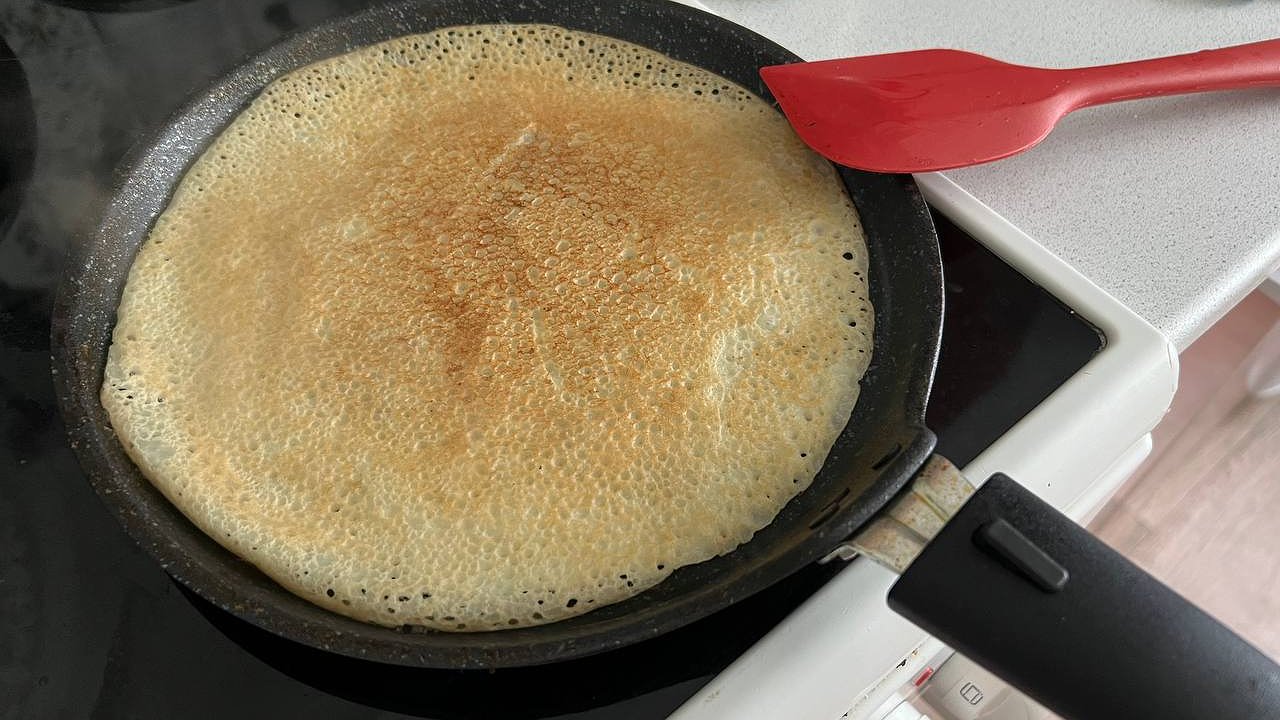 Главная картинка новости: Не дрожжи и не масло: что класть в тесто для блинов – получаются нежные ажурные и легко переворачиваются