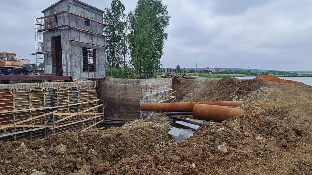 Главная картинка новости: Денис Паслер: в Свердловской области продолжают масштабный ремонт гидроузлов на федеральные средства