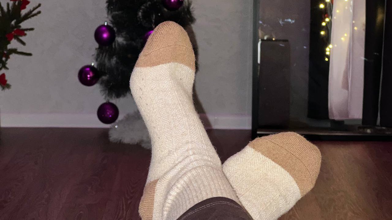 Главная картинка новости: Зимой опасно ходить по дому даже в утеплённых носках — объяснение ортопеда