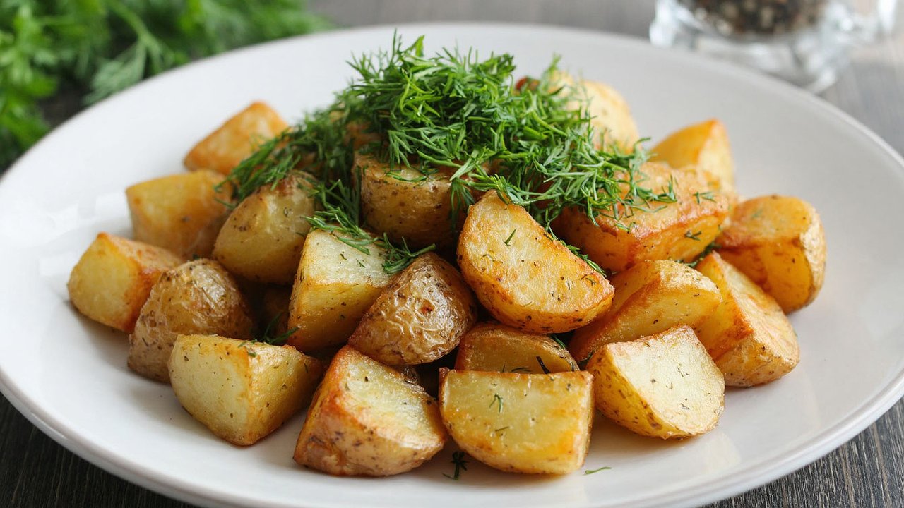 Главная картинка новости: Зачем перед жаркой обдают картошку кипятком? Хитрость, о которой знают только профессионалы