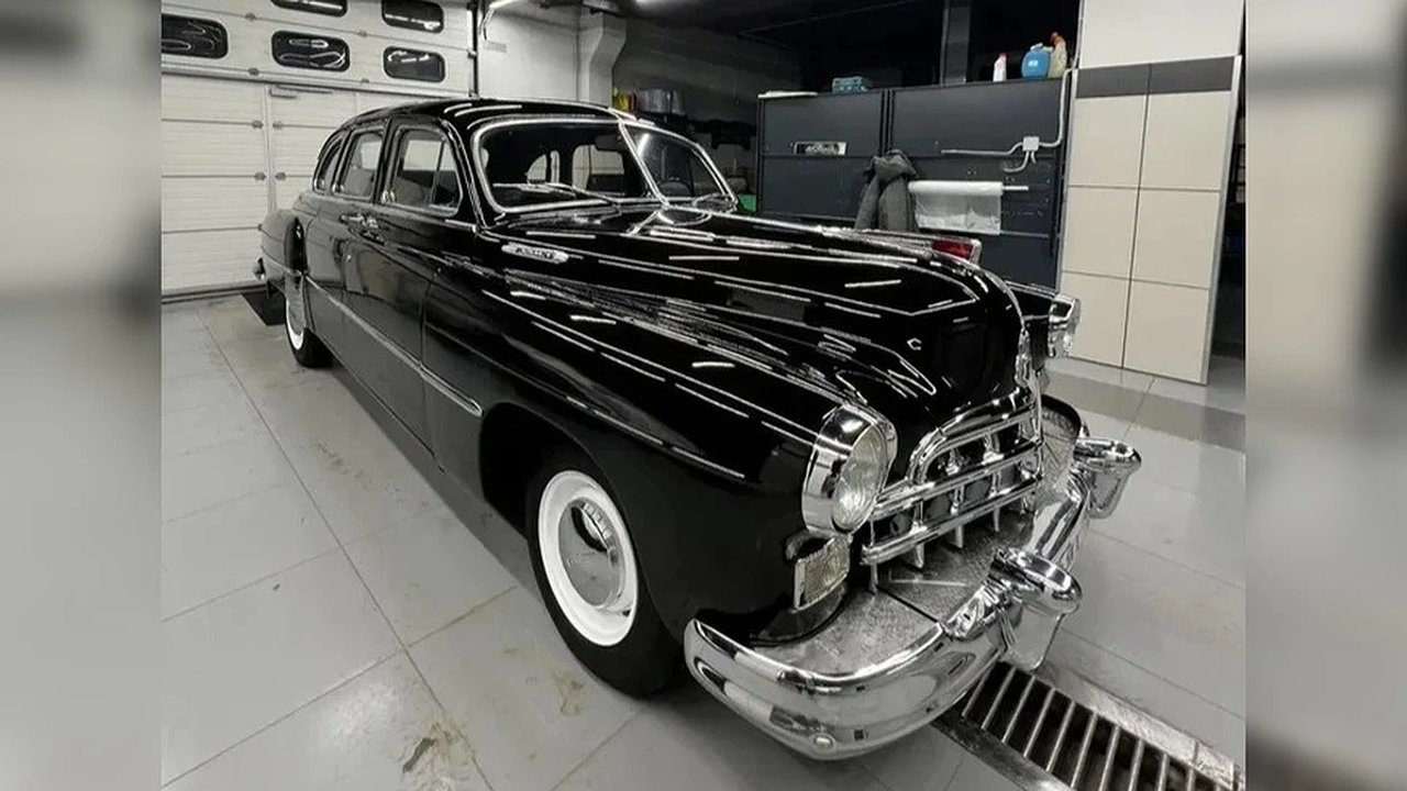 Главная картинка новости: Редчайший ГАЗ 12 ЗИМ 1955 года выставили на продажу в Екатеринбурге за 5,3 миллиона рублей