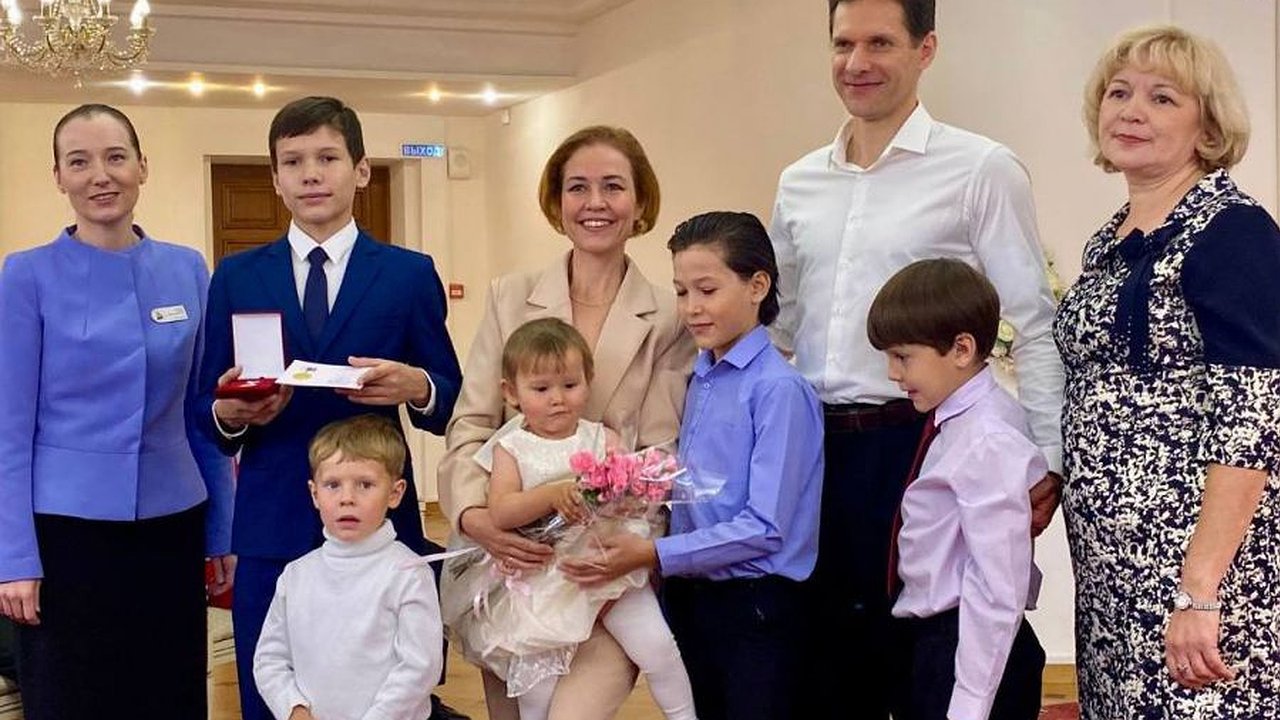 Главная картинка новости: Губернатор Паслер вручил более 6 тысяч наград многодетным семьям Свердловской области