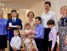 Губернатор Паслер вручил более 6 тысяч наград многодетным семьям Свердловской области