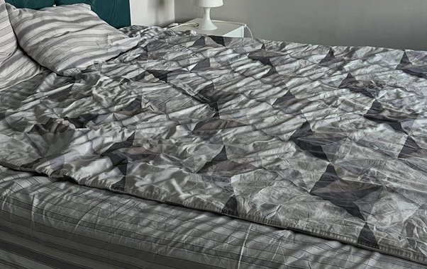 На какой стороне постели вы спите? И что это может о вас рассказать