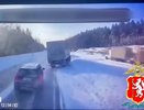 Снежная дорога стала причиной серьёзной аварии с фурой и легковушкой под Нижней Турой: подробности происшествия