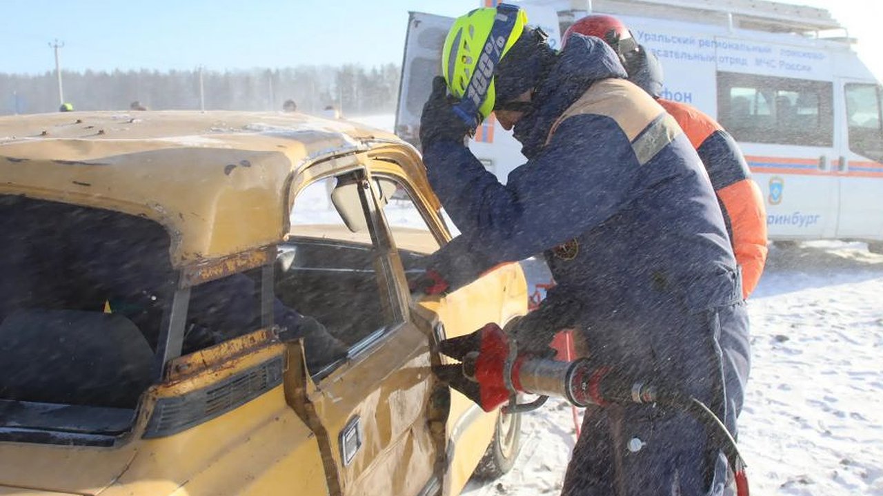Главная картинка новости: «Спасать за 20 минут»: как уральские службы учились вытаскивать людей из снежного плена