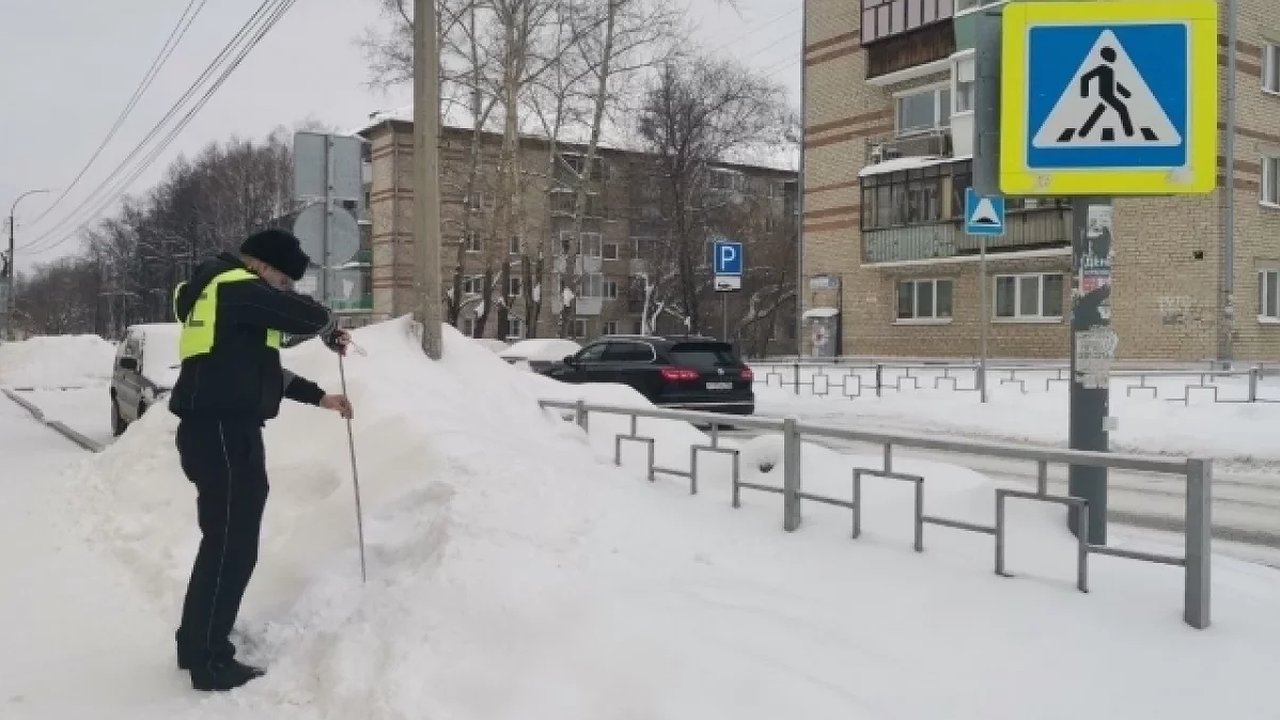 Главная картинка новости: ГИБДД Свердловской области взялась за подрядчиков: снег и гололёд на дорогах теперь под особым контролем