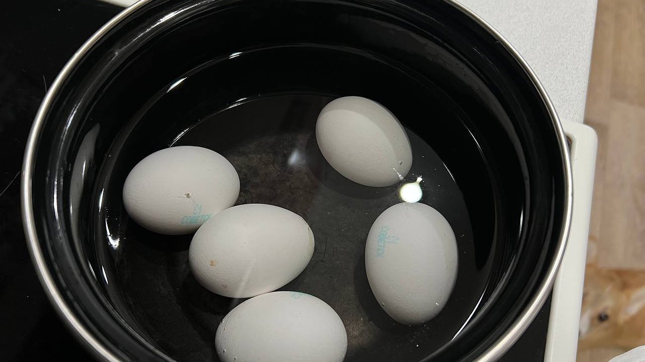 Главная картинка новости: Вы всё делали неправильно: повар раскрыл тайну соли при варке яиц, о которой молчат годами