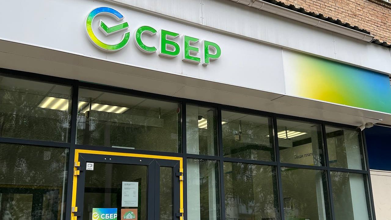 Главная картинка новости: Сбербанк ввёл ежемесячную комиссию 150 рублей: кому придётся платить