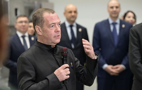 Дмитрий Медведев посетил завод «Уральские локомотивы»: что рассказали о создании высокоскоростного поезда