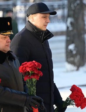 В Екатеринбурге в День защитника Отечества возложили цветы к памятнику Жукову