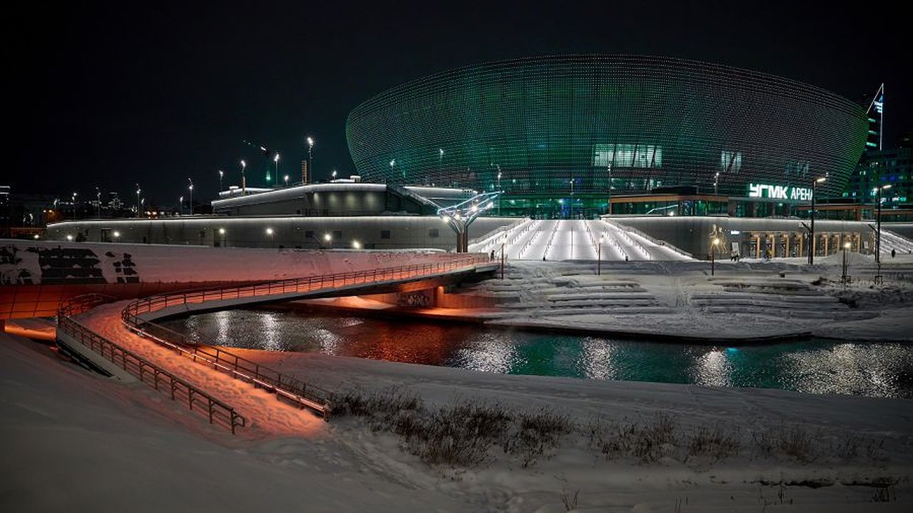 Главная картинка новости: Урал превратится в хоккейную столицу: 40 тонн техники завезли на главный лед