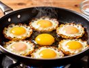Почему яйца перед жаркой нужно достать из холодильника заранее: как это влияет на вкус
