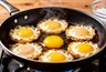 Миниатюра новости: Почему яйца перед жаркой нужно достать из холодильника заранее: как это влияет на вкус