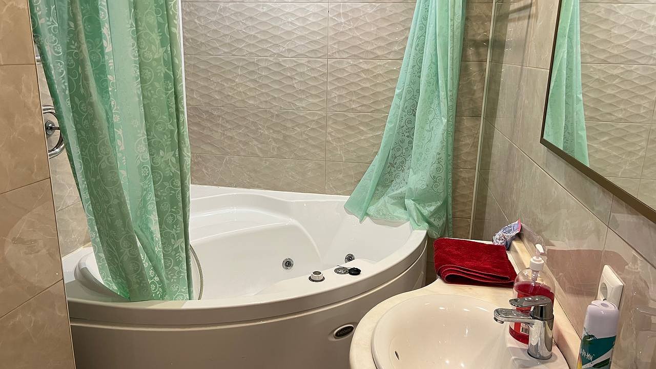 Главная картинка новости: В Европе уже 5 лет не пользуются шторкой для ванны: в моде вариант, о котором в России почти не говорят