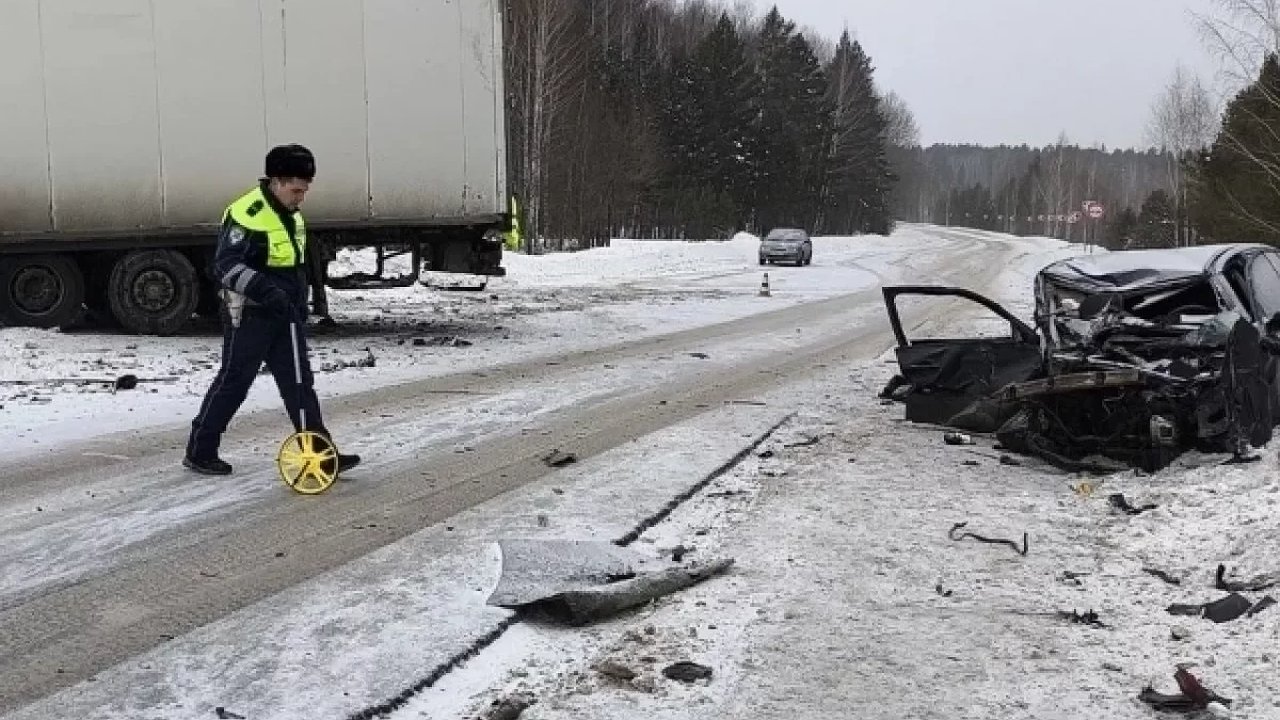 Главная картинка новости: Пожилой пассажир погиб при столкновении легковушки и фура под Артемовском