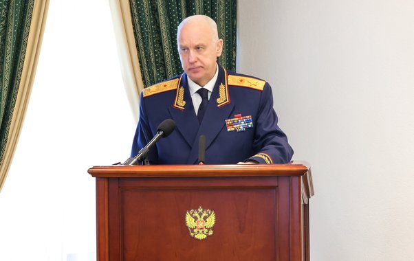 Крыша течёт, стены трещат: Бастрыкин потребовал отчёт по аварийной многоэтажке под Невьянском