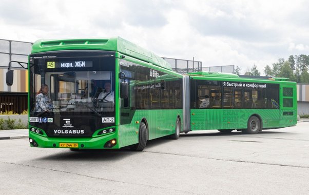 Конец давке: в Екатеринбург придут 15 новых автобусов-гармошек — когда ждать и где поедут