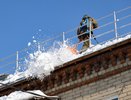 Треть крыш Екатеринбурга до сих пор под снегом: коммунальщики играют в русскую рулетку с жизнями горожан