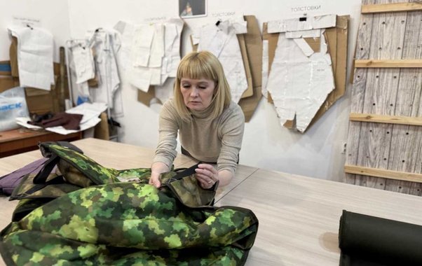 «Надевать за минуту»: дизайнер из Екатеринбурга создала толстовку для бойцов с ампутациями