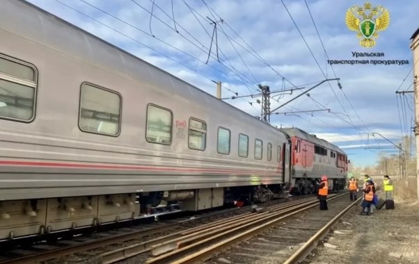На станции Серов-Заводской сошел с рельсов пригородный поезд: пострадавших нет