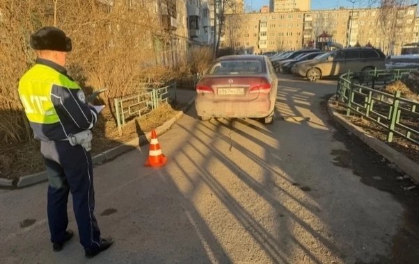 Во дворе на Эскадронной женщина-водитель сбила двухлетнего ребенка на самокате