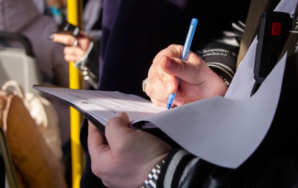 В Екатеринбурге снизилось количество безбилетников: как работают контролеры и почему теперь сложнее проехать «зайцем»