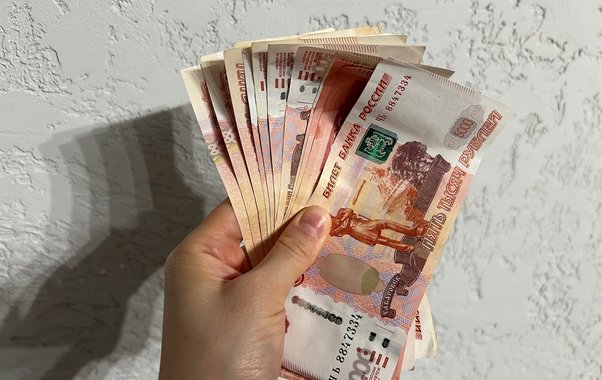 С 1 апреля вводятся новые ограничения на снятие крупных сумм наличных с банковских карт: кому придется сложнее