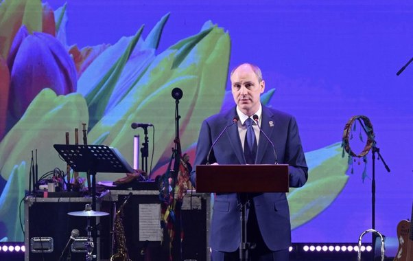 «Вы наша надежная опора»: Паслер трогательно поздравил свердловчанок с 8 Марта