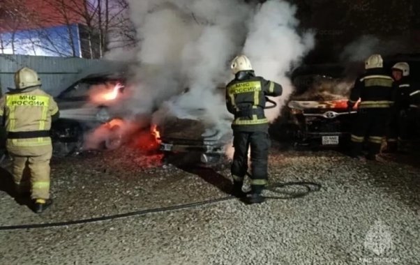 Тело мужчины нашли в одном из трёх сгоревших автомобилей в Екатеринбурге: что известно о пожаре