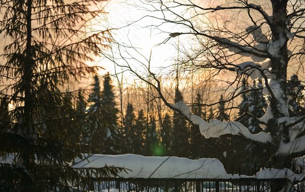 Предупреждение о сильном снеге на Среднем Урале продлили на 22 апреля: гололёд и туман