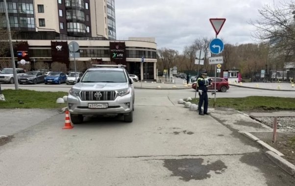 В Екатеринбурге водитель внедорожника не заметил ребенка на велосипеде из-за препятствия во дворе — мальчик в больнице