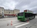 В Екатеринбурге автобус на «зебре» сбил 19-летнего пешехода — пассажиры не пострадали