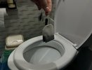 Сантехники молчат об этом: чайные пакетики чистят унитаз лучше дорогой химии