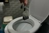 Сантехники молчат об этом: чайные пакетики чистят унитаз лучше дорогой химии