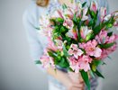 Почему букеты в цветочных магазинах стоят неделями и не вянут: раскрываем секрет