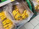 Зачем продавцы забирают пакетики из ящиков с бананами: полезный лайфхак для дома