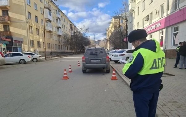 Восьмилетний мальчик попал под колеса иномарки на зеленый свет в Екатеринбурге